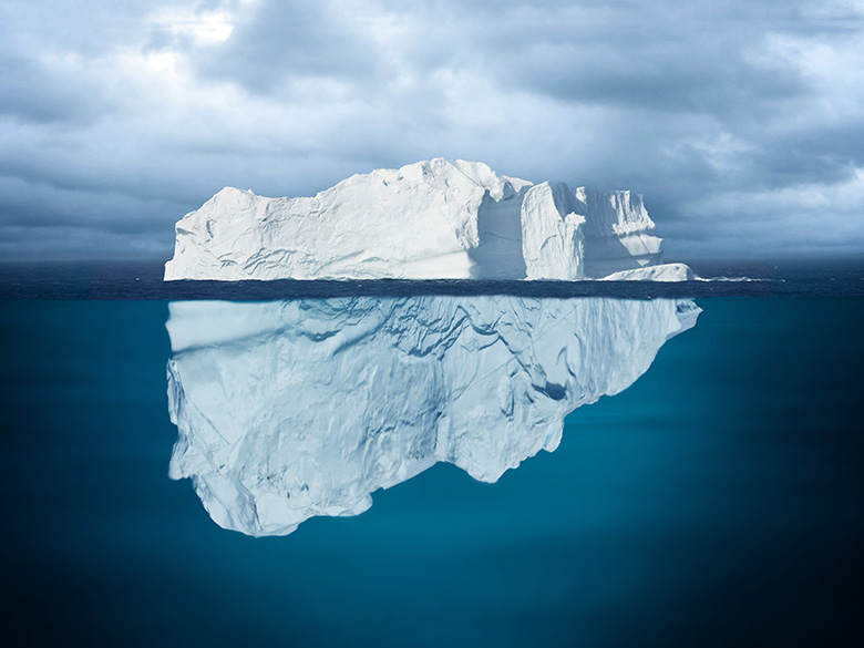 Eisberg größtenteils unter Wasser im Ozean treibend