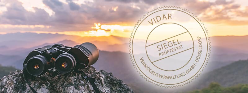 PopUp-Bild-04 Fernglas auf Berg und Vidar Prüftestat Siegel